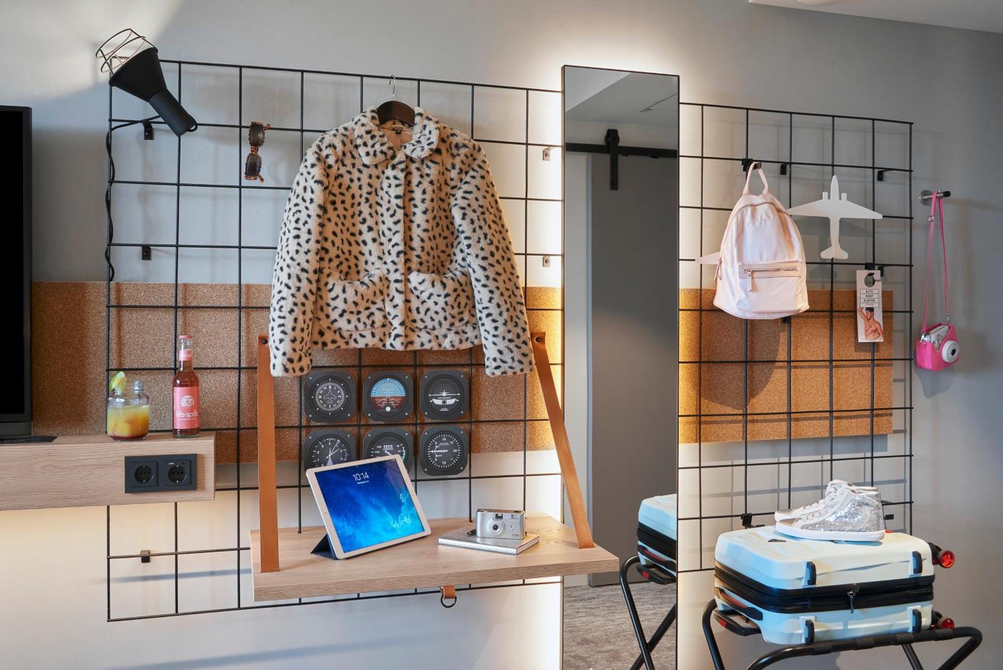 Отель Moxy Cologne Muelheim Экстерьер фото